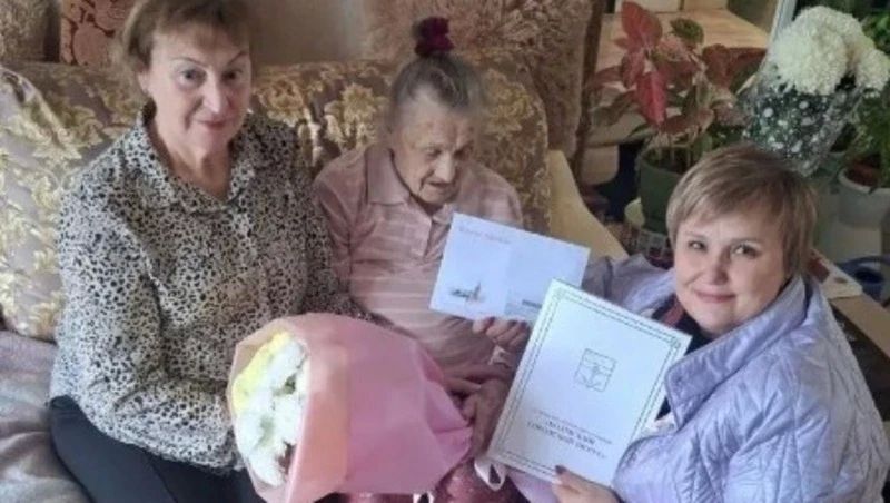 Участницу трудового фронта поздравили с вековым юбилеем в Холмском районе