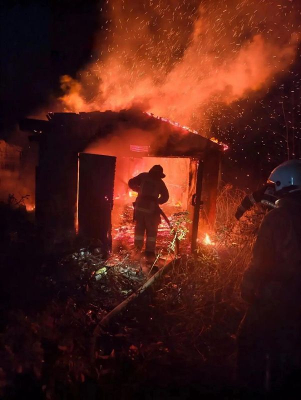 В Поронайске на улице Совхозной горел заброшенный гараж