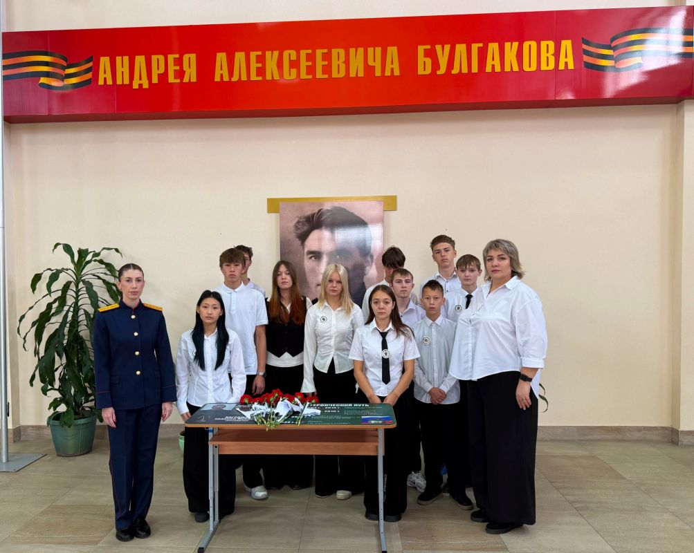 В Корсакове почтили память выпускника школы, погибшего при исполнении служебного долга