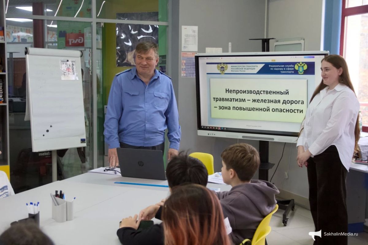 Железная дорога не предназначена для игр: сахалинским подросткам напомнили правила поведения у путей