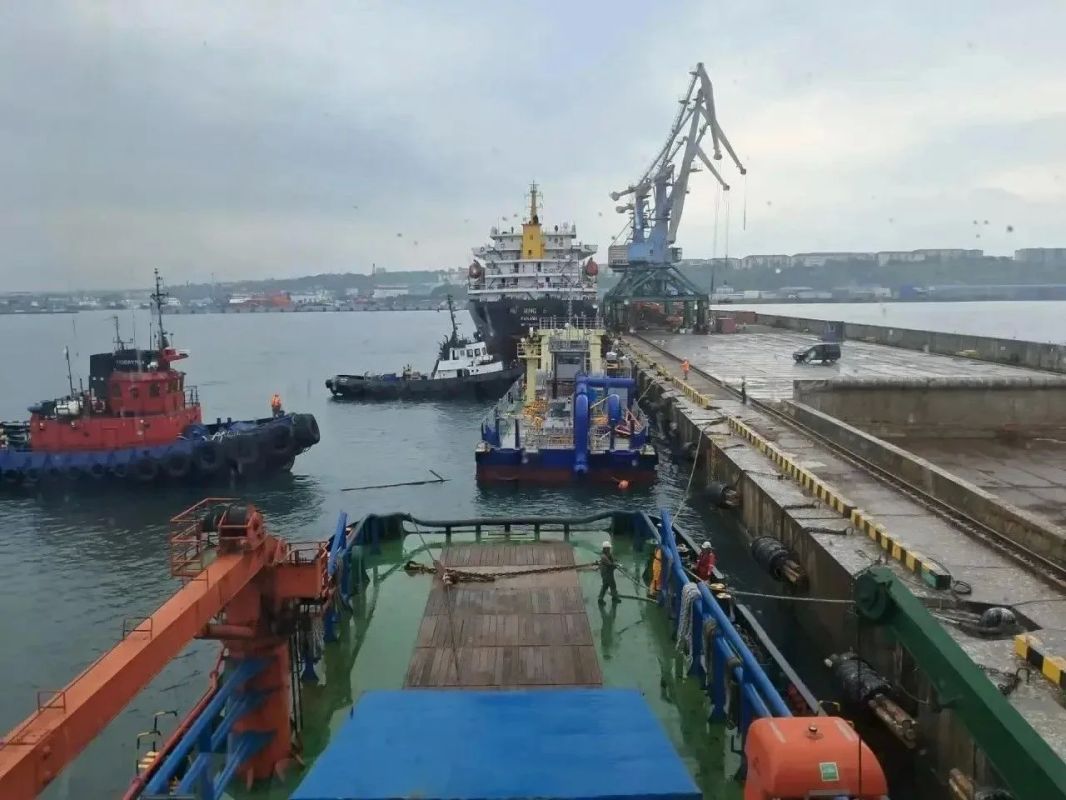 В морском порту Корсаков завершили подготовку к дноуглубительным работам