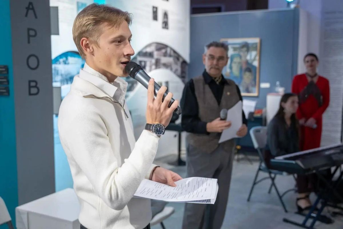 Солист камерного хора El Canto выступил на «Поющем музее» в Южно-Сахалинске Солист камерного хора El Canto выступил на «Поющем музее» в Южно-Сахалинске