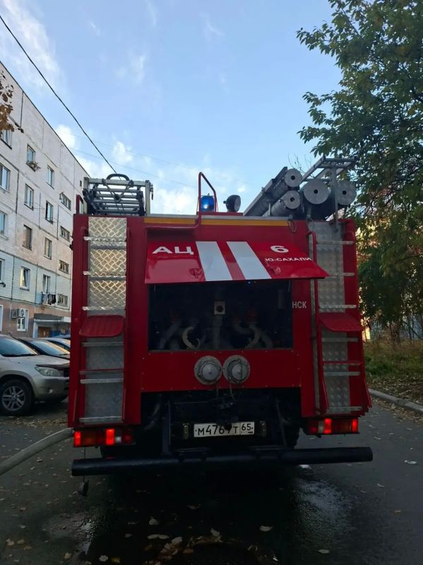 «Три расчета и скорая: в Южно-Сахалинске горит квартира на улице Комсомольской «Три расчета и скорая: в Южно-Сахалинске горит квартира на улице Комсомольской