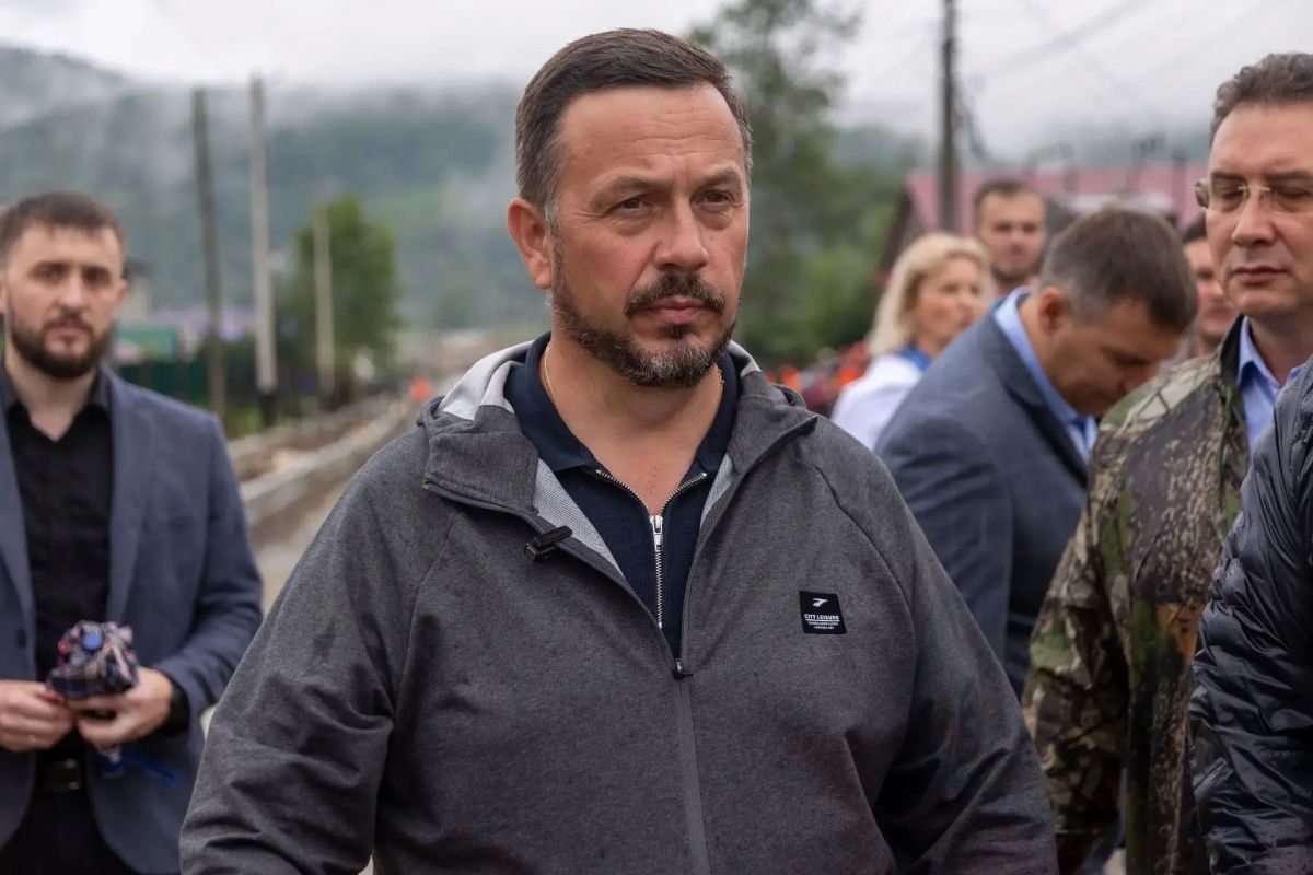 Валерий Лимаренко: Предложил главе Невельского муниципального округа Алексею Шабельнику перейти на должность заместителя министра образования региона