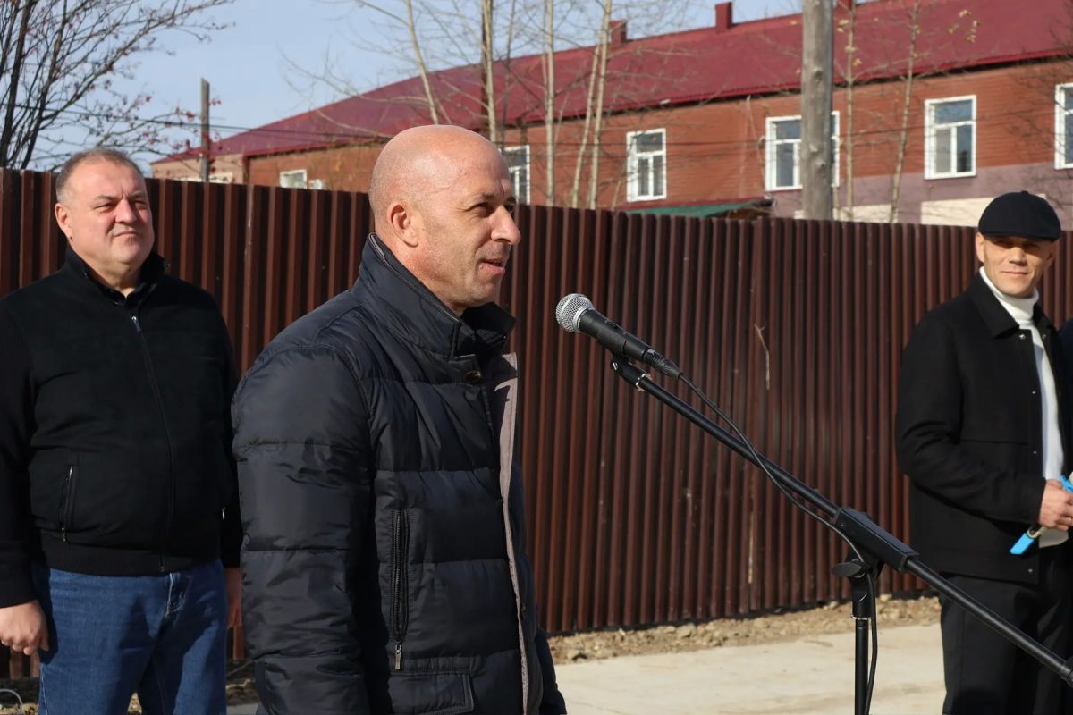 В минувшие выходные в пгт Смирных совместно с первым заместителем губернатора Сахалинской области Сергеем Львовичем Байдаковым вручили ключи 100 семьям от новых квартир В минувшие выходные в пгт Смирных совместно с первым заместителем губернатора Сахалинской области Сергеем Львовичем Байдаковым вручили ключи 100 семьям от новых квартир