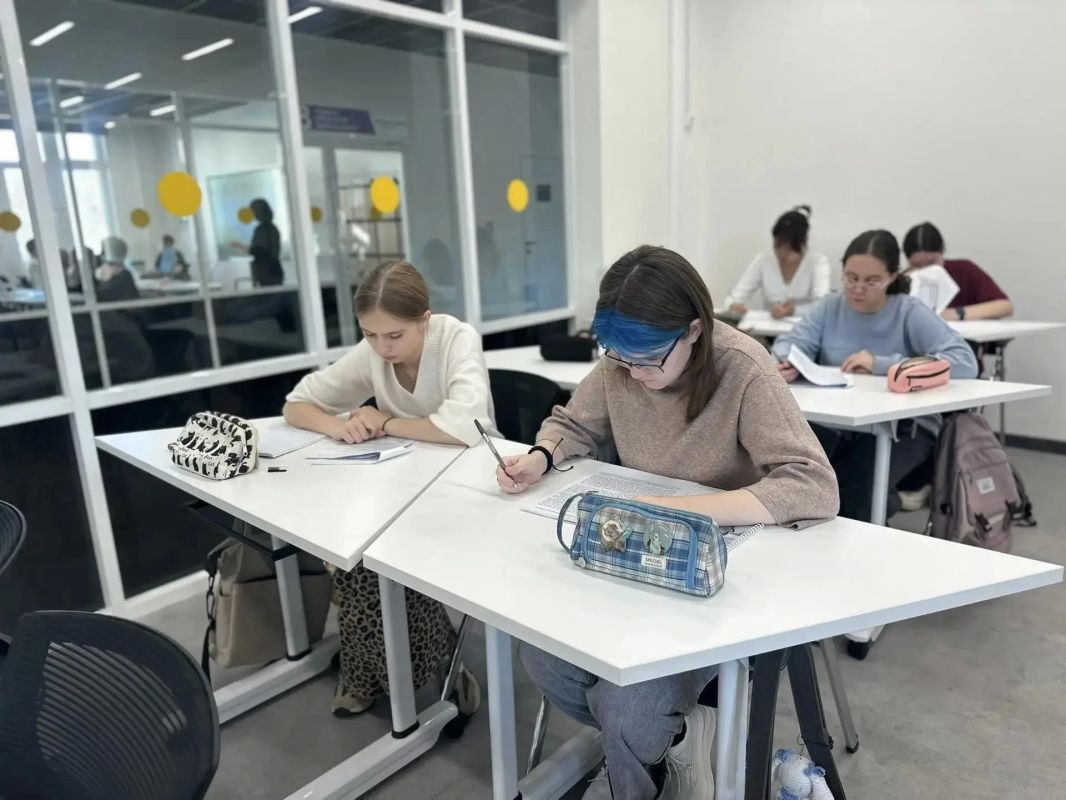 В «Сахалинтех Алаид» стартовала новая образовательная смена, которая продлится с 26 октября по 7 ноября Участниками смены стали 60 школьников 9–11 классов из разных муниципальных образований Сахалина. Обучение организовано... В «Сахалинтех Алаид» стартовала новая образовательная смена, которая продлится с 26 октября по 7 ноября Участниками смены стали 60 школьников 9–11 классов из разных муниципальных образований Сахалина. Обучение организовано...