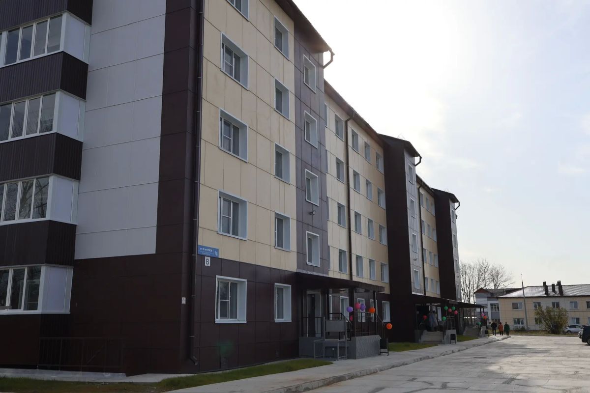 В минувшие выходные в пгт Смирных совместно с первым заместителем губернатора Сахалинской области Сергеем Львовичем Байдаковым вручили ключи 100 семьям от новых квартир В минувшие выходные в пгт Смирных совместно с первым заместителем губернатора Сахалинской области Сергеем Львовичем Байдаковым вручили ключи 100 семьям от новых квартир