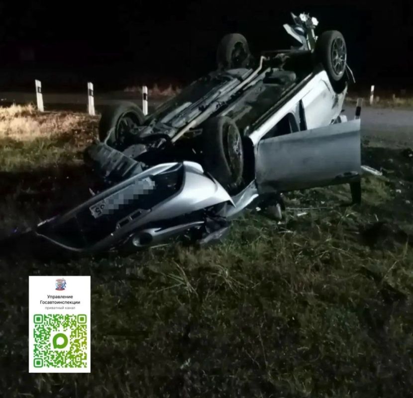 26-летняя девушка за рулем Toyota съехала в кювет и перевернулась, повредив семафор