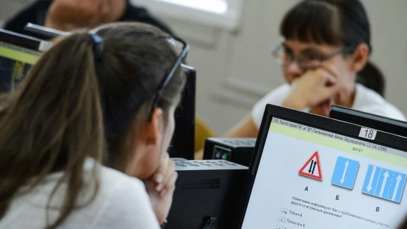 Регионам рекомендовали ввести льготы на обучение в автошколах для многодетных матерей — с такой инициативой выступил президент Владимир Путин