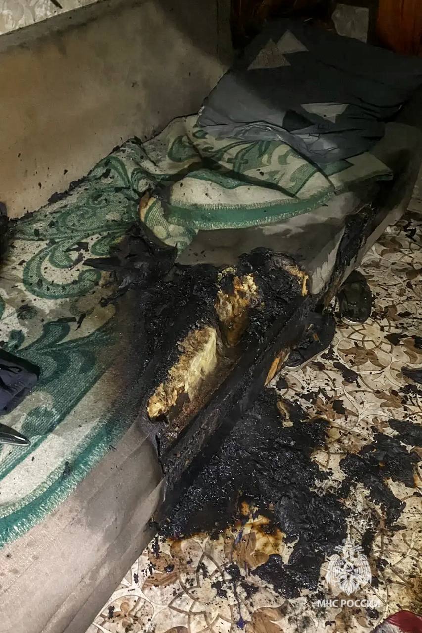 В Корсакове пенсионера спасли из горящей квартиры из-за непотушенной сигареты