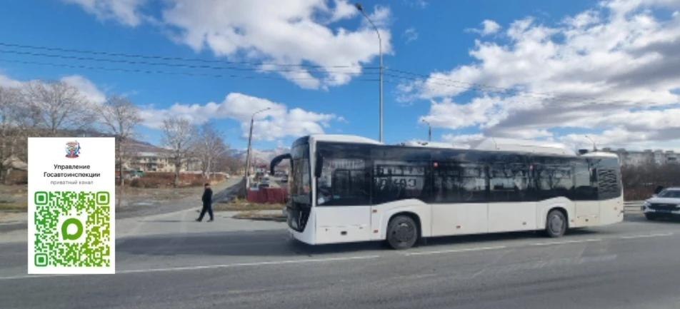 На улице Армейской пассажир автобуса упал при резком торможении