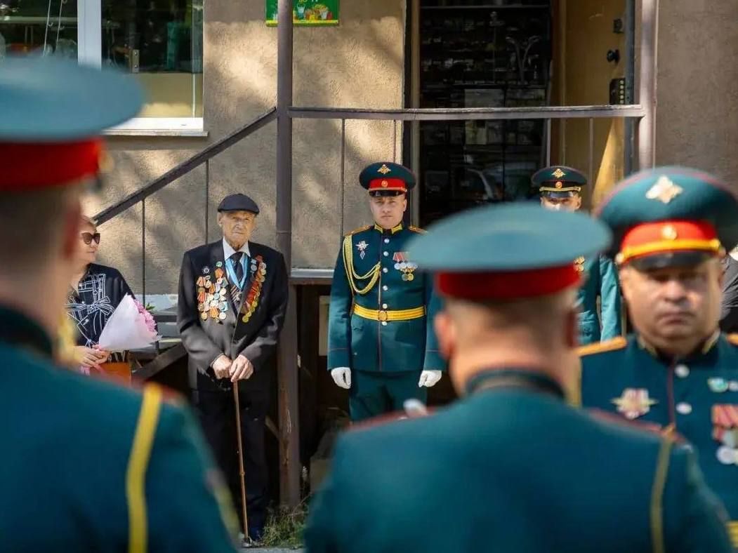 Сергей Надсадин: Сегодня поздравляем со 100-летним юбилеем ветерана Великой Отечественной войны, Почётного гражданина Южно-Сахалинска Вячеслава Васильевича Гаврилова! За этой красивой датой – целый век жизненного пути, ... Сергей Надсадин: Сегодня поздравляем со 100-летним юбилеем ветерана Великой Отечественной войны, Почётного гражданина Южно-Сахалинска Вячеслава Васильевича Гаврилова! За этой красивой датой – целый век жизненного пути, ...