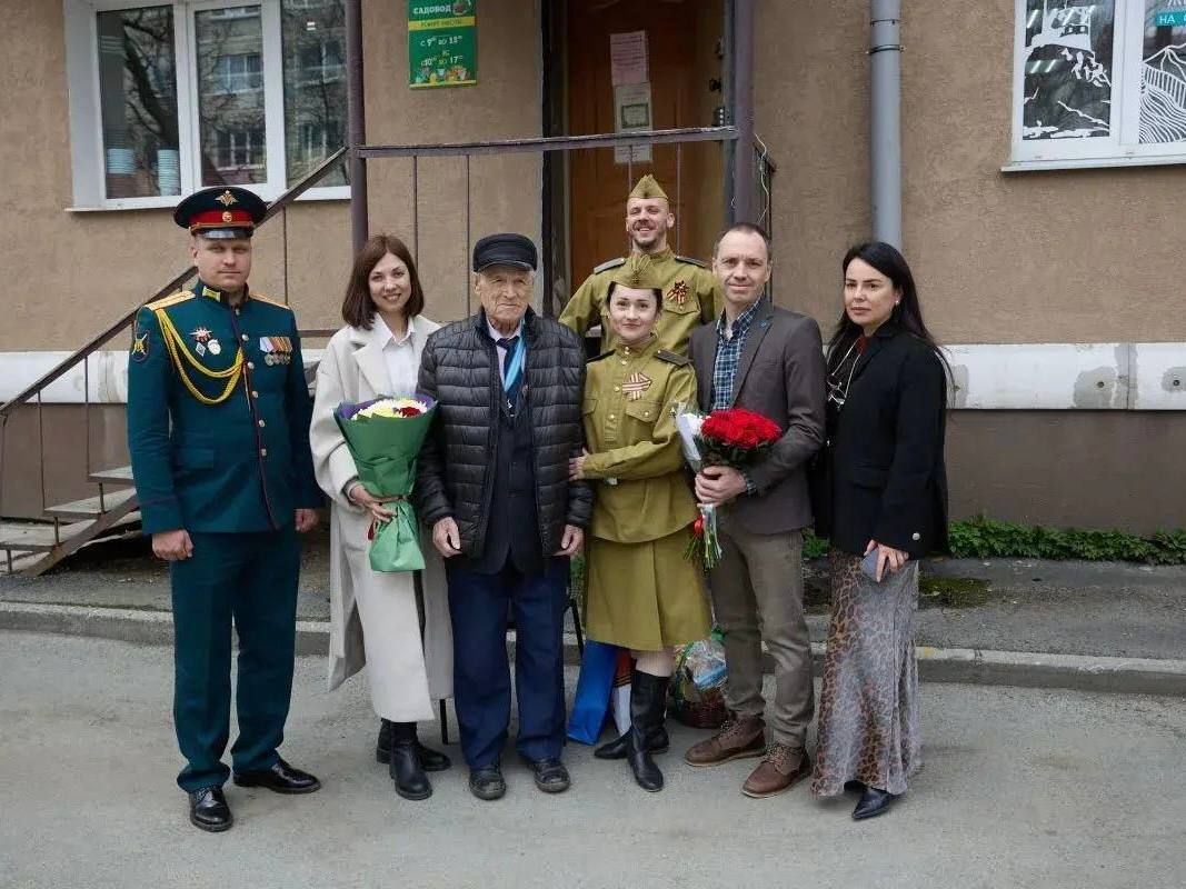 Сергей Надсадин: Сегодня поздравляем со 100-летним юбилеем ветерана Великой Отечественной войны, Почётного гражданина Южно-Сахалинска Вячеслава Васильевича Гаврилова! За этой красивой датой – целый век жизненного пути, ... Сергей Надсадин: Сегодня поздравляем со 100-летним юбилеем ветерана Великой Отечественной войны, Почётного гражданина Южно-Сахалинска Вячеслава Васильевича Гаврилова! За этой красивой датой – целый век жизненного пути, ...