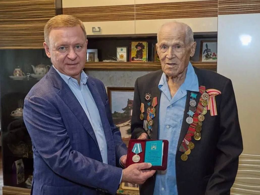 Сергей Надсадин: Сегодня поздравляем со 100-летним юбилеем ветерана Великой Отечественной войны, Почётного гражданина Южно-Сахалинска Вячеслава Васильевича Гаврилова! За этой красивой датой – целый век жизненного пути, ... Сергей Надсадин: Сегодня поздравляем со 100-летним юбилеем ветерана Великой Отечественной войны, Почётного гражданина Южно-Сахалинска Вячеслава Васильевича Гаврилова! За этой красивой датой – целый век жизненного пути, ...
