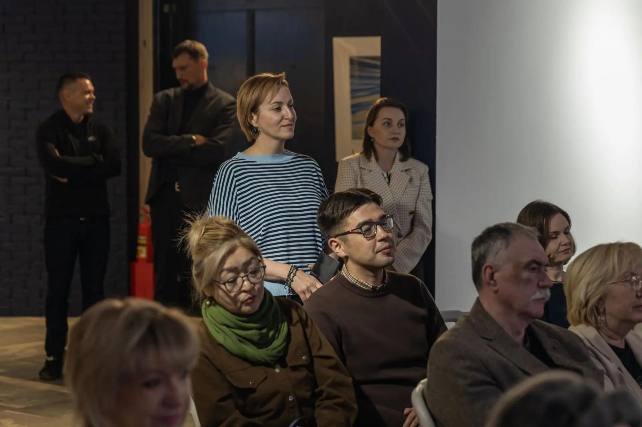 В Сахалинском областном художественном музее прошёл вечер проекта «Поющий музей», на котором прозвучали стихи поэтессы Юлии Альхены и классическая музыка
