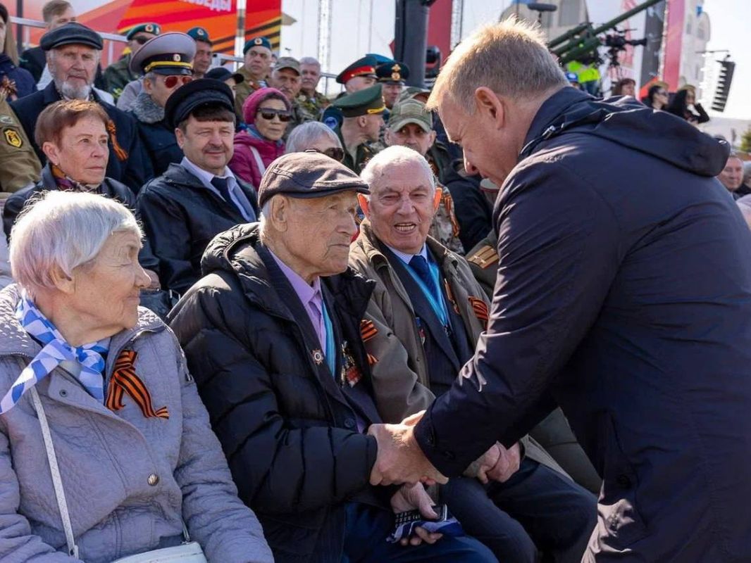 Сергей Надсадин: Сегодня поздравляем со 100-летним юбилеем ветерана Великой Отечественной войны, Почётного гражданина Южно-Сахалинска Вячеслава Васильевича Гаврилова! За этой красивой датой – целый век жизненного пути, ... Сергей Надсадин: Сегодня поздравляем со 100-летним юбилеем ветерана Великой Отечественной войны, Почётного гражданина Южно-Сахалинска Вячеслава Васильевича Гаврилова! За этой красивой датой – целый век жизненного пути, ...
