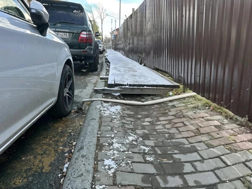 В Южно-Сахалинске вывели шланг со стройки и сливали воду прямо на дорогу