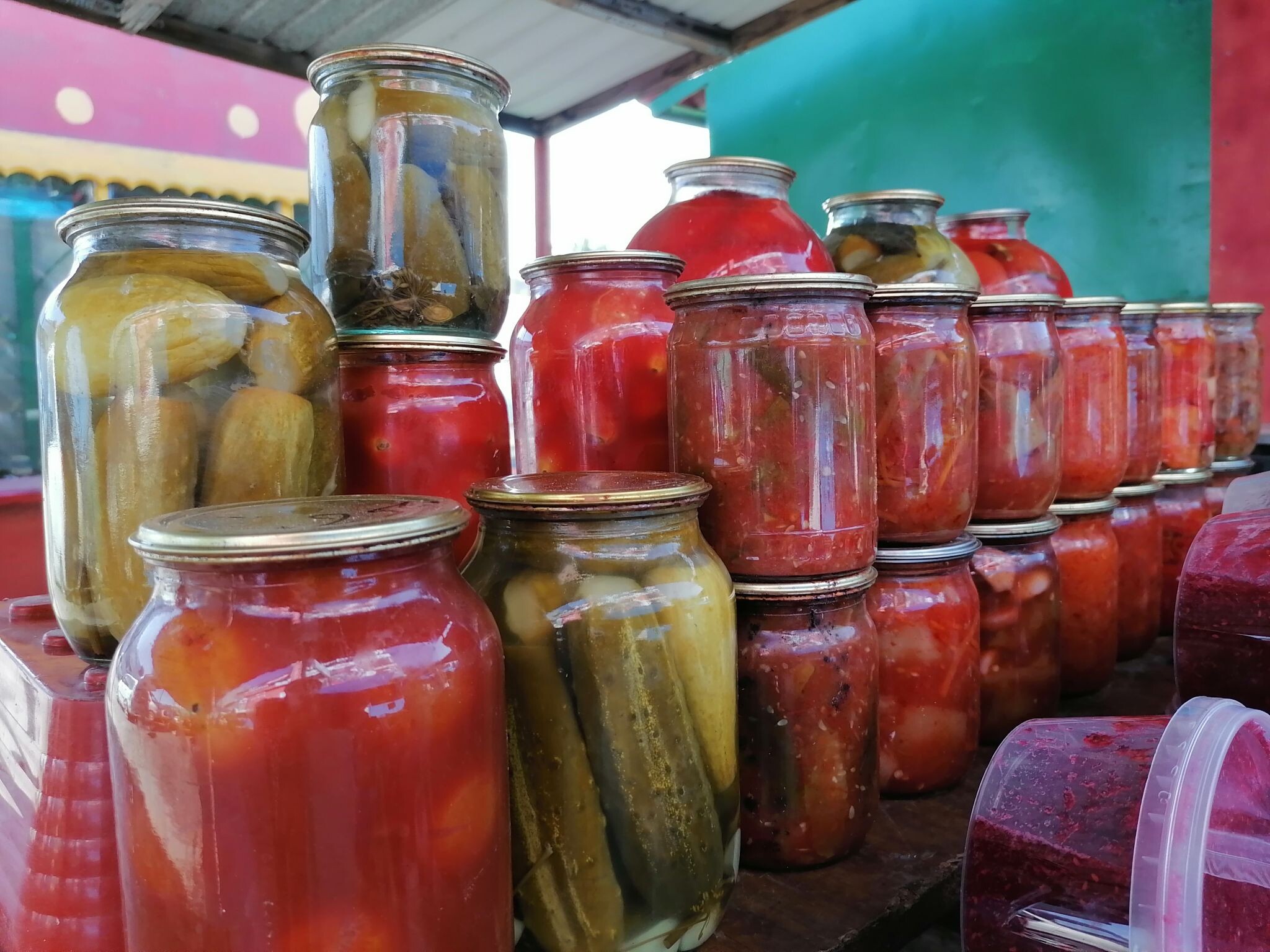 Вкус лета зимой: какие продукты стоит заготовить и как сохранить их безопасно