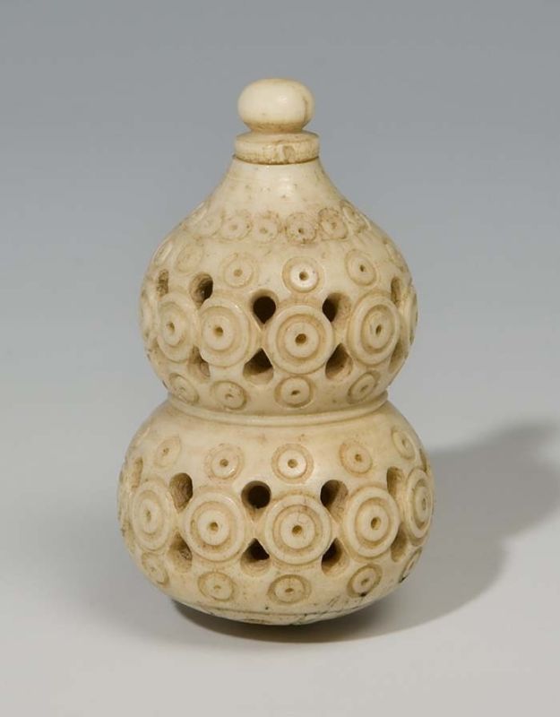 Необычные бьюти-аксессуары из прошлых веков, которые удивляют и раздражают