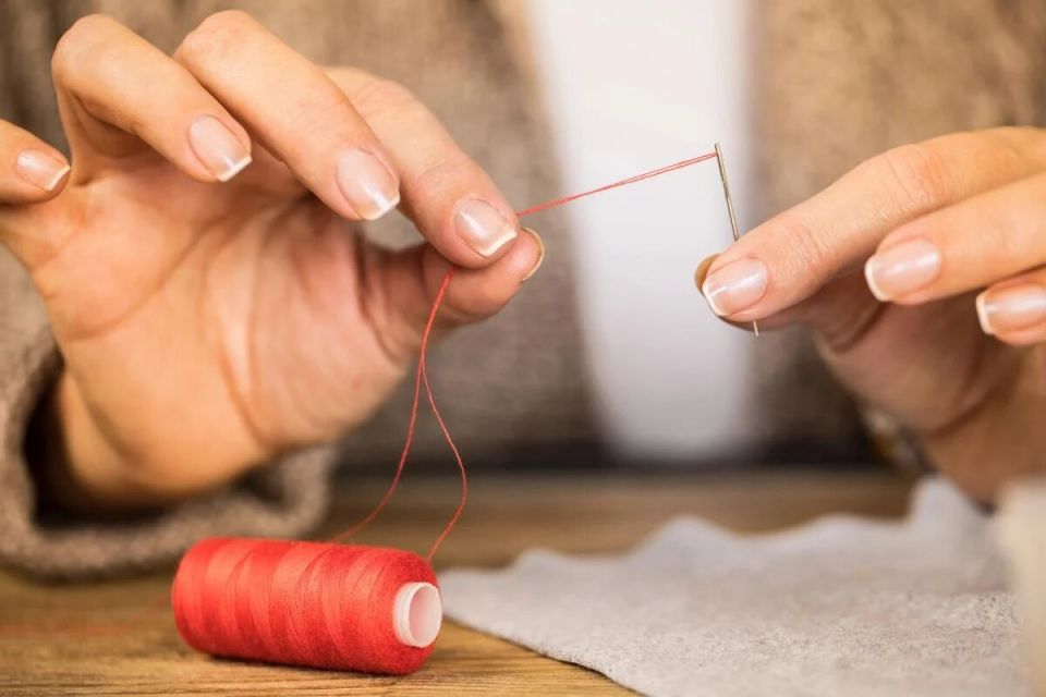 Тайны шитья: почему нельзя зашивать одежду на себе?