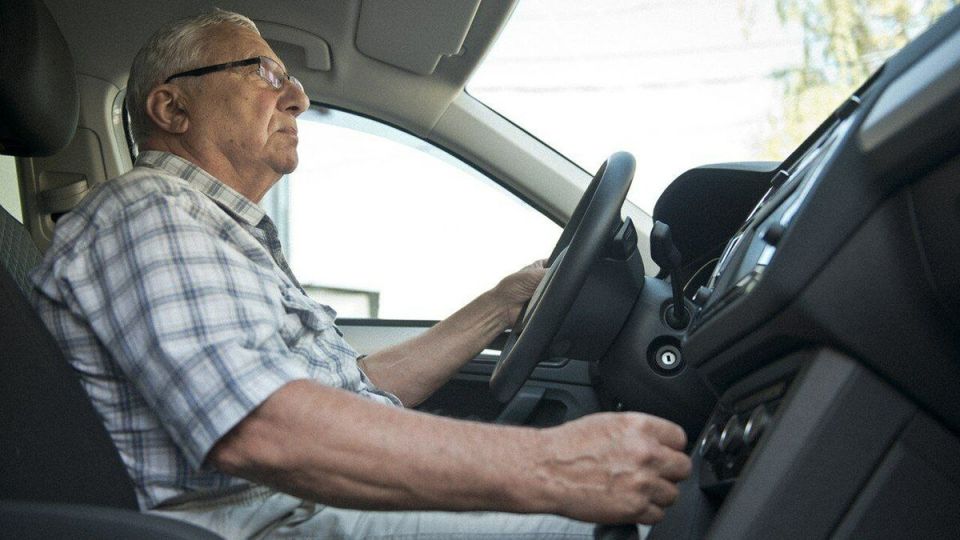 Пенсионерам 60+ могут запретить вождение: новый взгляд на безопасность на дорогах