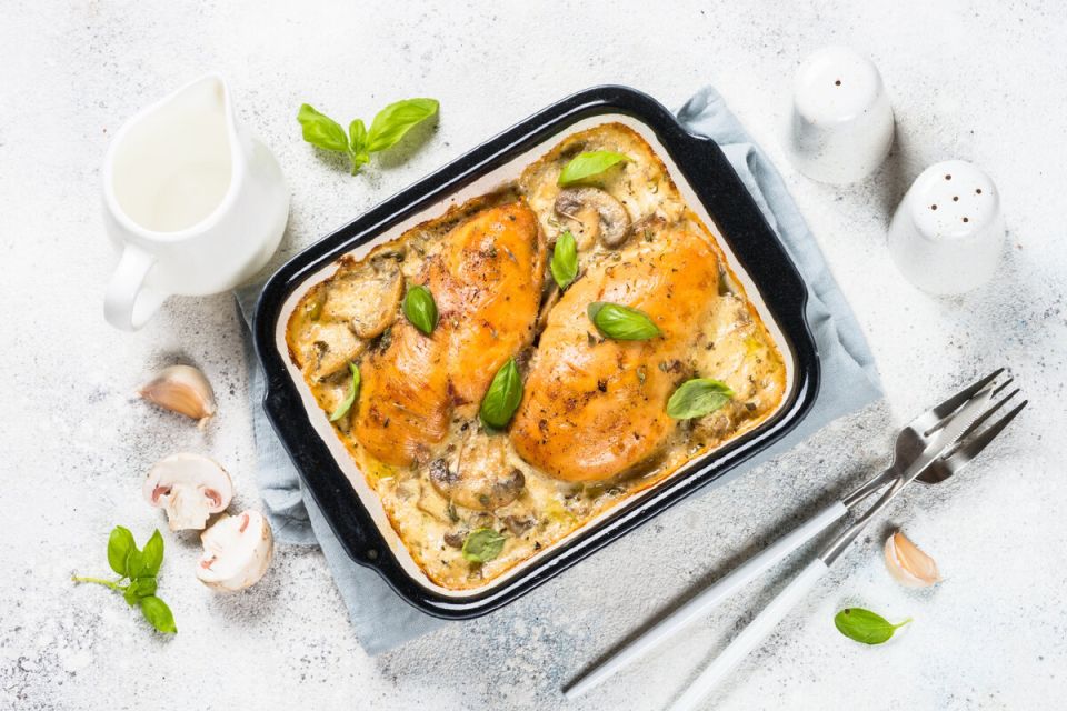 Запеченная куриная грудка с грибами и сыром