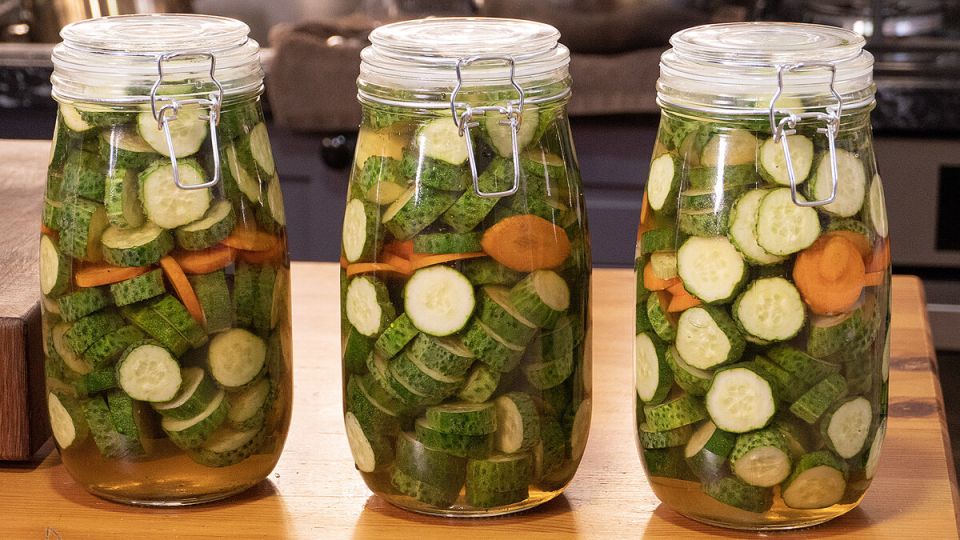 Необычные маринованные огурцы с виски: новый тренд для зимних закусок
