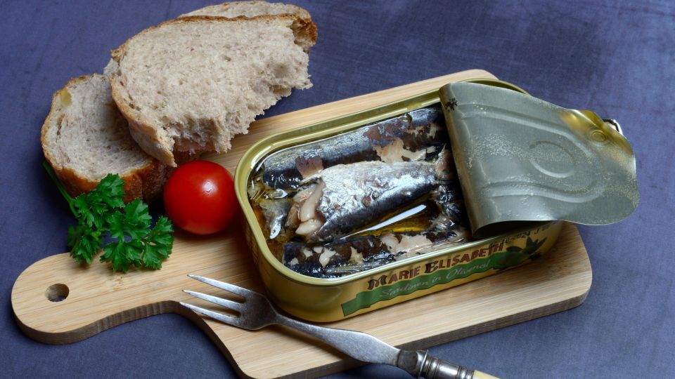 Вы тоже так делаете: вот почему нельзя есть консервы сразу после открытия банки