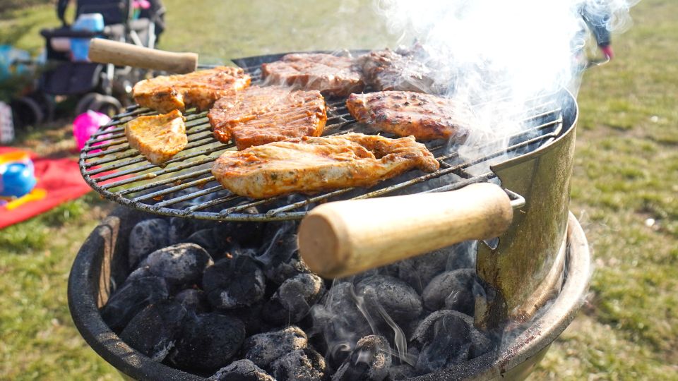 Эксперт отговаривает россиян от покупки парного мяса для шашлыка: названа причина
