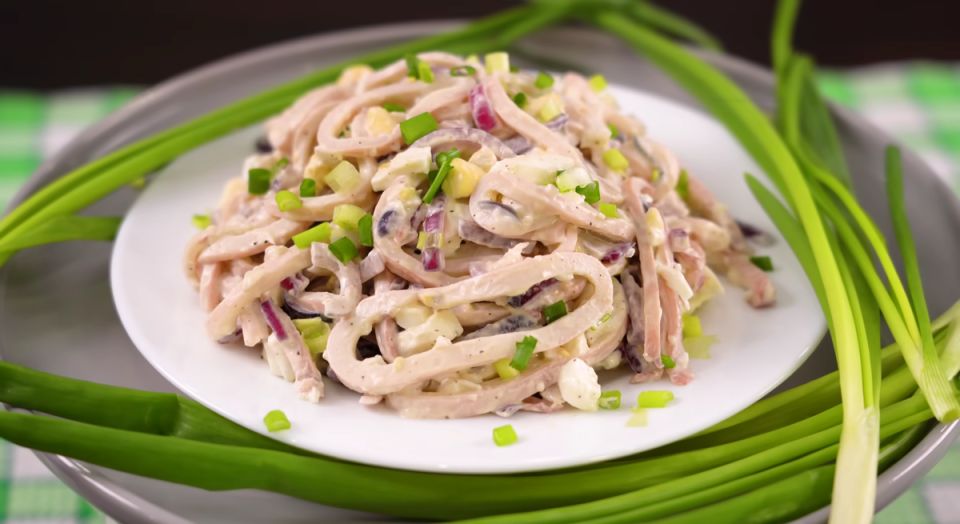 Нежный салат с кальмарами: простота и изысканность в каждой ложке