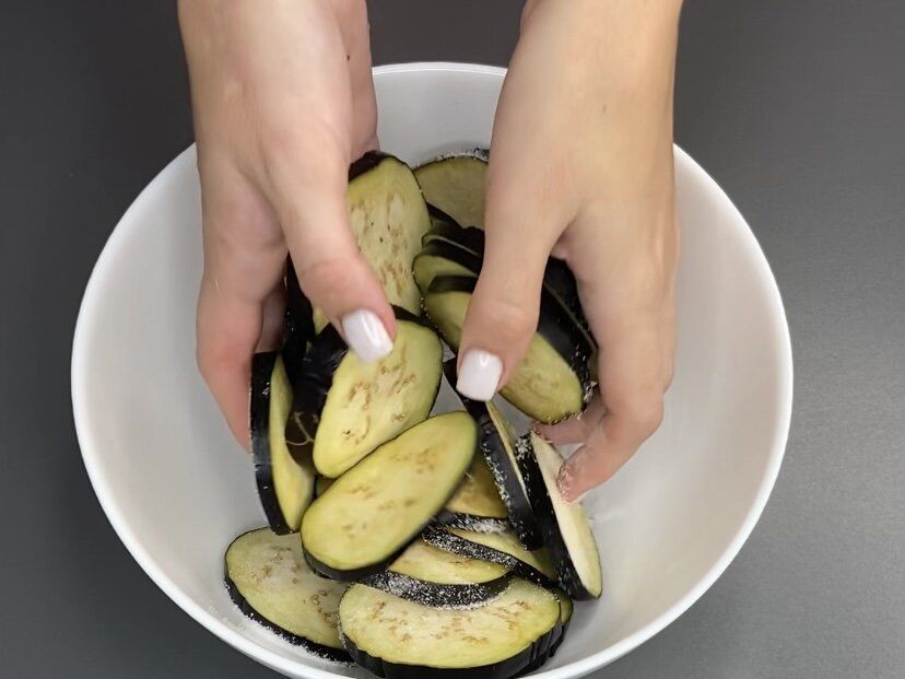 Летняя закуска из баклажанов: простой и вкусный рецепт без майонеза
