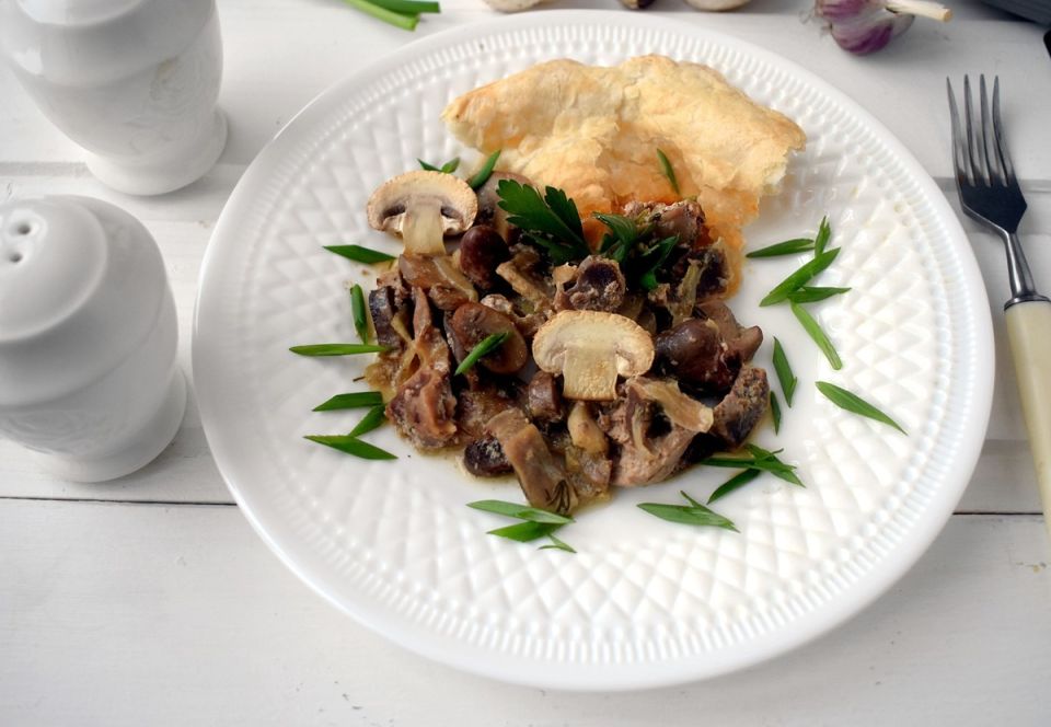 Секреты нежного блюда: куриные сердечки, печень и желудочки в сметанном соусе