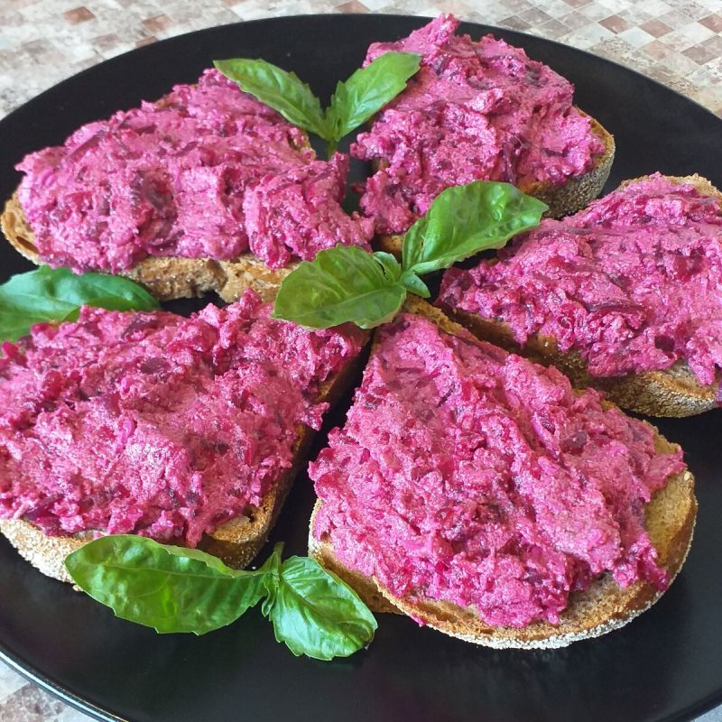 Яркий паштет из свёклы и сельди: легко и вкусно